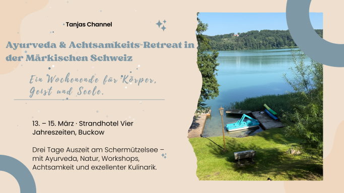 Blick auf einen ruhigen See, umgeben von Bäumen, mit Informationen zu einem Kurs.